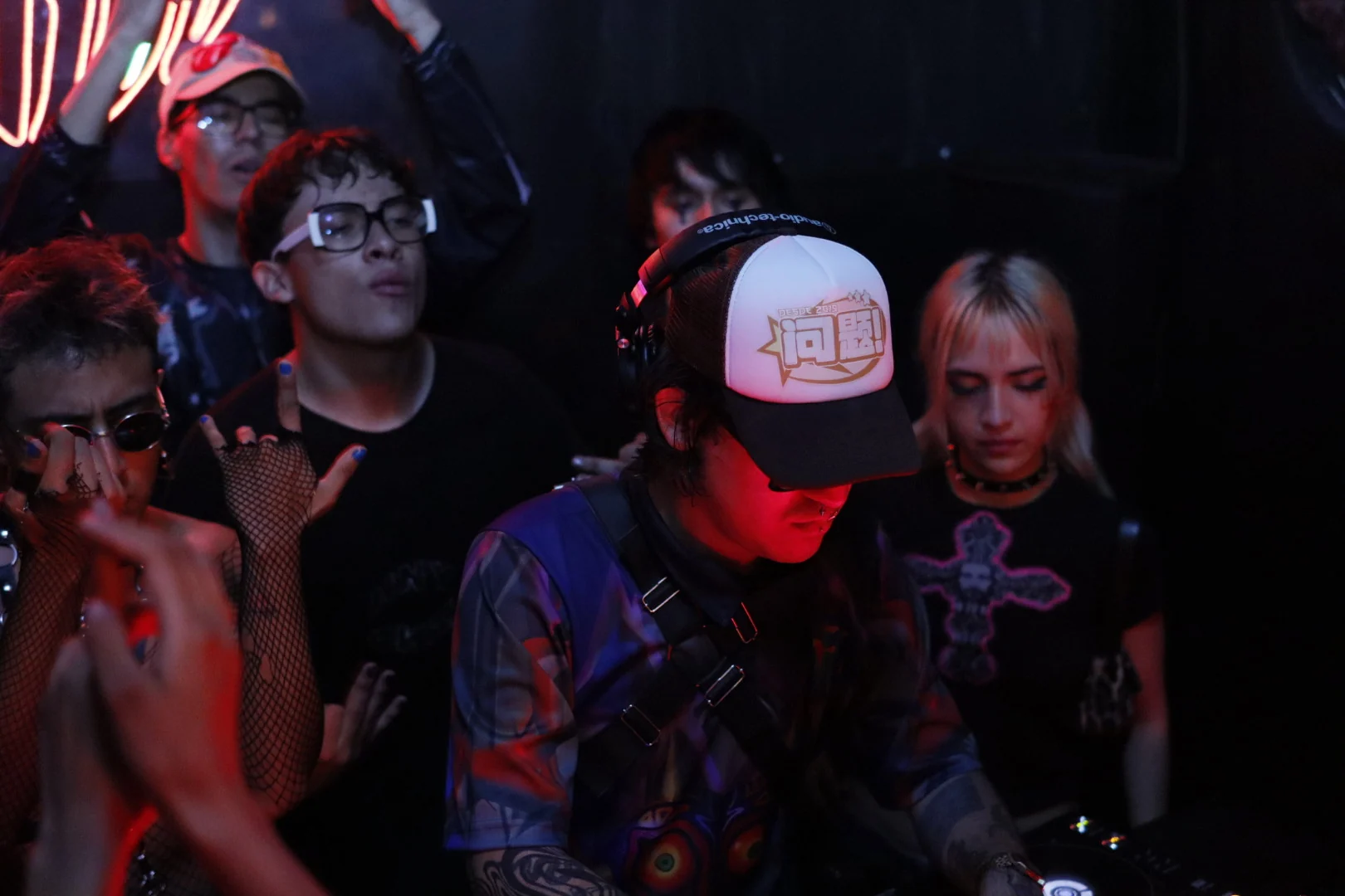 Gohtobi performing in a crowded club